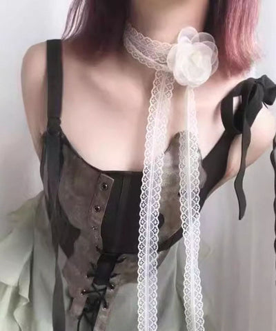 Moderne Halskette mit Blumenmuster in weißer Spitze 