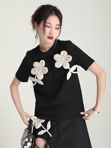 Camiseta original con apliques elegantes y colores contrastantes 