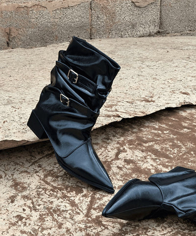 Schicke, klobige Stiefel mit spitzer Zehenpartie aus schwarzem Kunstleder 