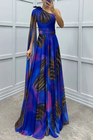 Vestido largo con mangas drapeadas y un hombro con detalle floral y estampado único de Lucia