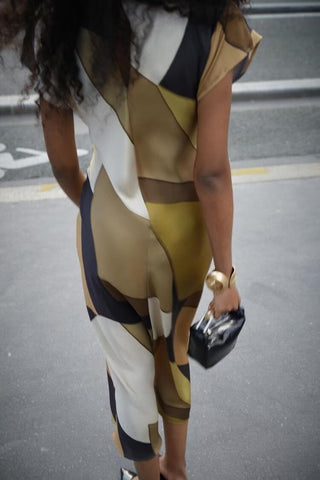 Elegantes Midikleid aus Seidensatin mit Strukturmuster für den Frühling 