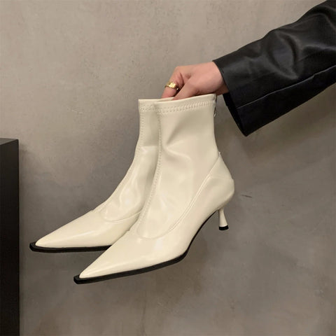 - Otoño e Invierno Nuevos Zapatos de Mujer Botas Cortas Francesas de Tacón Alto Puntiagudas Zapatos de Mujer Botas Delgadas de Felpa Botines Pequeños Coreanos 