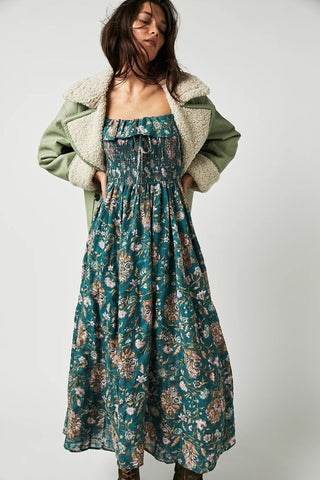 Vestido midi con volantes y corpiño fruncido con estampado de iris 
