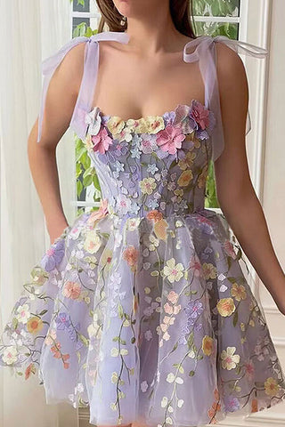 Proof of Perfection – Minikleid mit 3D-Blumenstickerei und Bindeträgern 