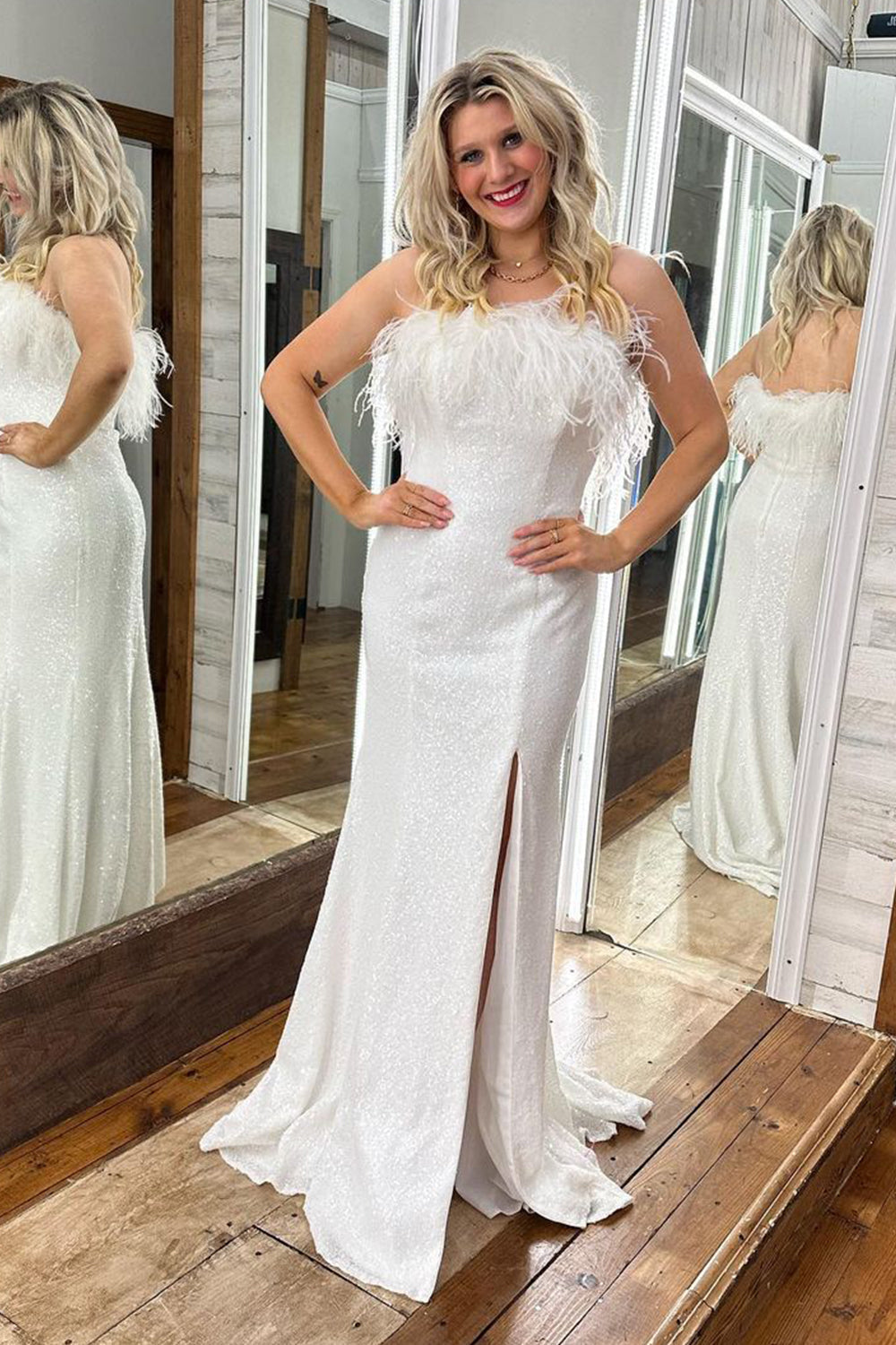Vestido de fiesta largo de sirena sin tirantes con lentejuelas azul claro y plumas