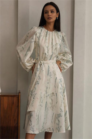 Vestido midi con cuello redondo, mangas farol y encaje floral 