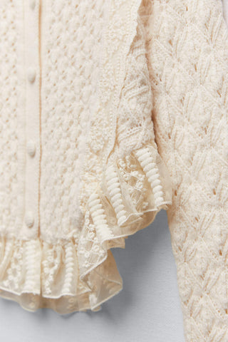 Cárdigan corto de punto con botones y ribete de encaje blanco 
