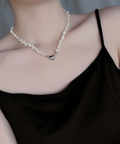 Moderne Halskette mit Liebesanhänger aus weißem Kupfer mit Perlen 