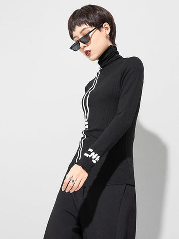 Camiseta negra estampada de cuello alto y manga larga 