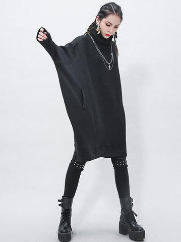 Schwarzes, kurzes Rollkragenpulloverkleid 