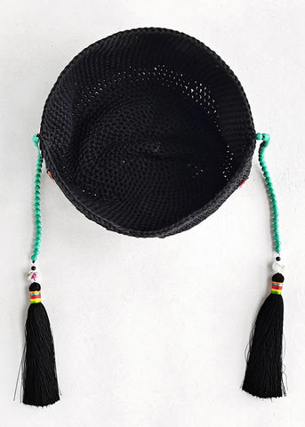 Gorro Bonnie de punto con borlas y cuentas florales con bordado negro retro 