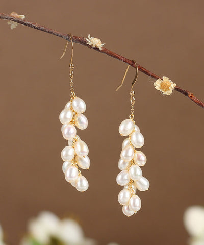 Pendientes colgantes con brochetas de uva y perla en oro blanco de 14 quilates 