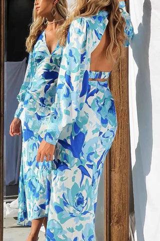 Schickes Midikleid aus Satin mit Blumenmuster und Gummizug auf der Rückseite 