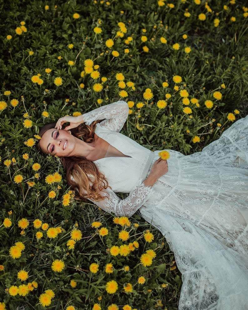 Vestido de novia boho con escote pronunciado en V, manga larga, estilo rústico