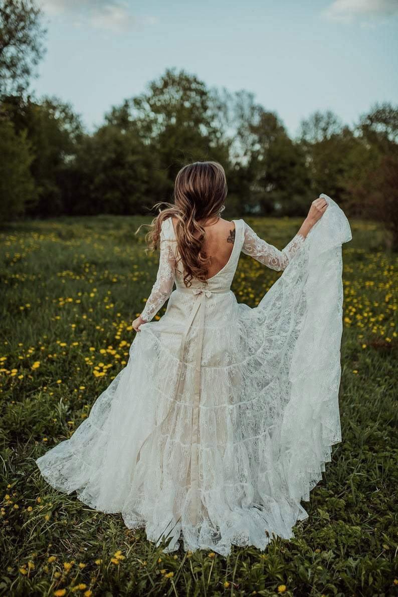 Vestido de novia boho con escote pronunciado en V, manga larga, estilo rústico