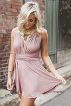 Vestido corto de satén color rubor para fiesta de bienvenida, con escote en V pronunciado y tirantes cruzados