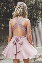 Vestido corto de satén color rubor para fiesta de bienvenida, con escote en V pronunciado y tirantes cruzados