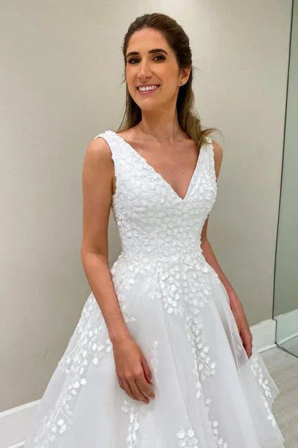 Vestido de novia de diseñador corte A de encaje con cuello en V sin mangas y apliques