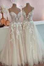 Elegantes vestidos de novia de diseño con escote en forma de A y encaje