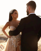 Vestido de novia largo de encaje brillante con escote en forma de A y abertura de diseñador