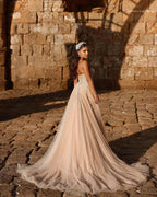 Vestido de novia largo de encaje brillante con escote en forma de A y abertura de diseñador
