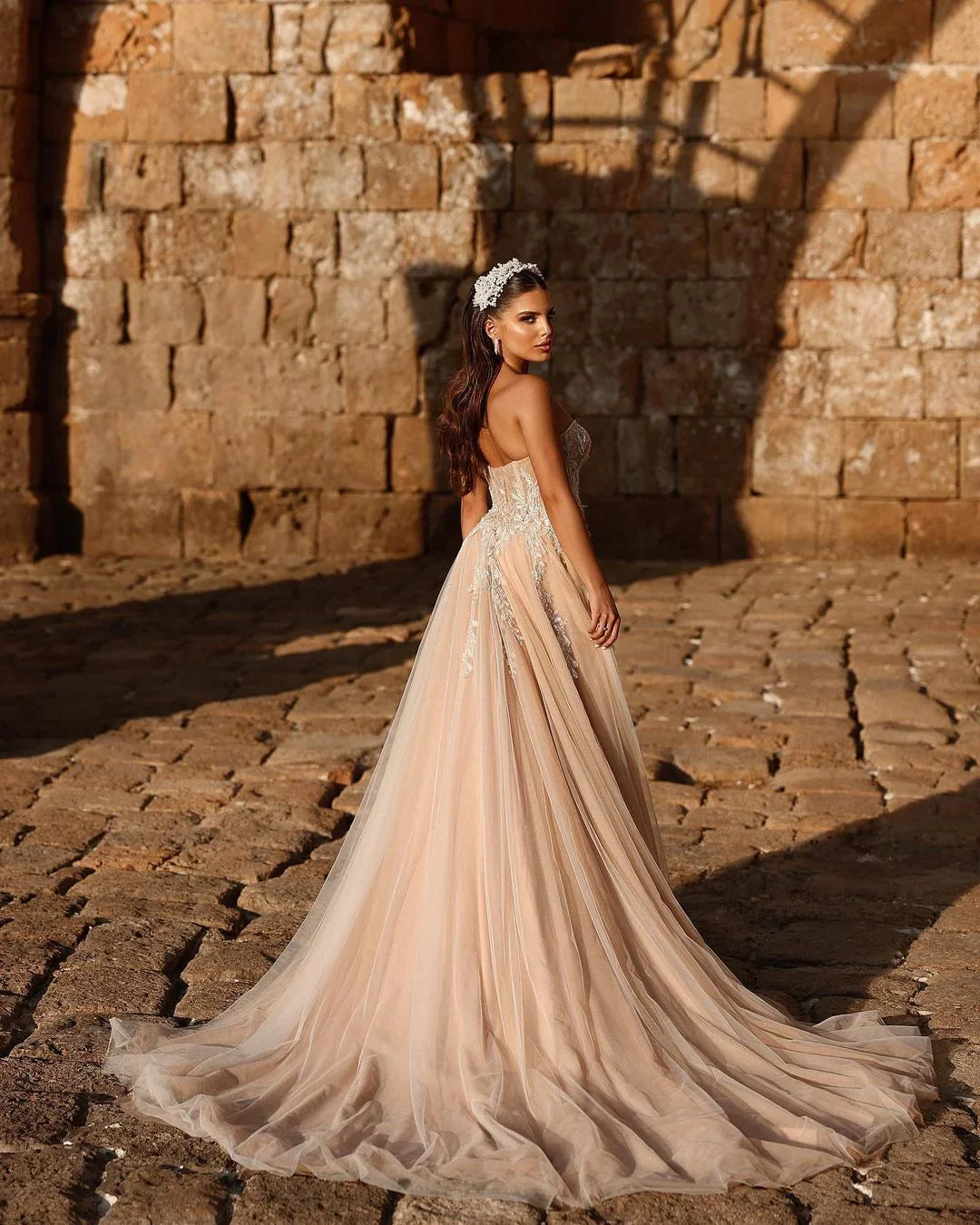 Vestido de novia largo de encaje brillante con escote en forma de A y abertura de diseñador