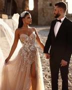 Vestido de novia largo de encaje brillante con escote en forma de A y abertura de diseñador