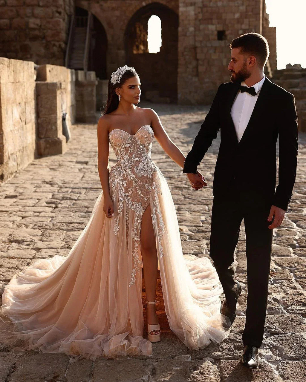 Vestido de novia largo de encaje brillante con escote en forma de A y abertura de diseñador
