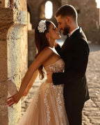 Vestido de novia largo de encaje brillante con escote en forma de A y abertura de diseñador
