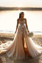Vestido de novia largo de encaje brillante con escote en forma de A y abertura de diseñador