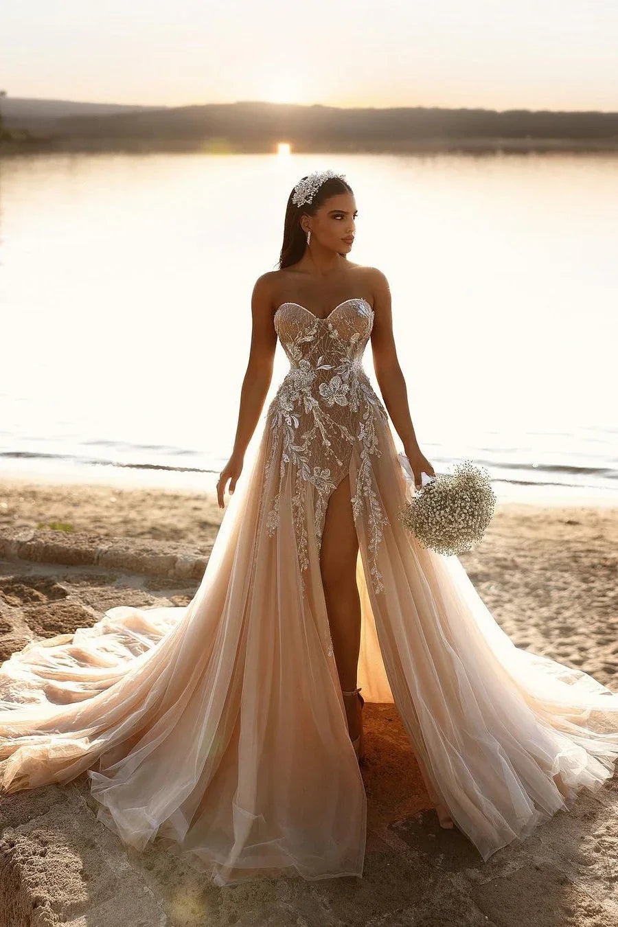 Vestido de novia largo de encaje brillante con escote en forma de A y abertura de diseñador