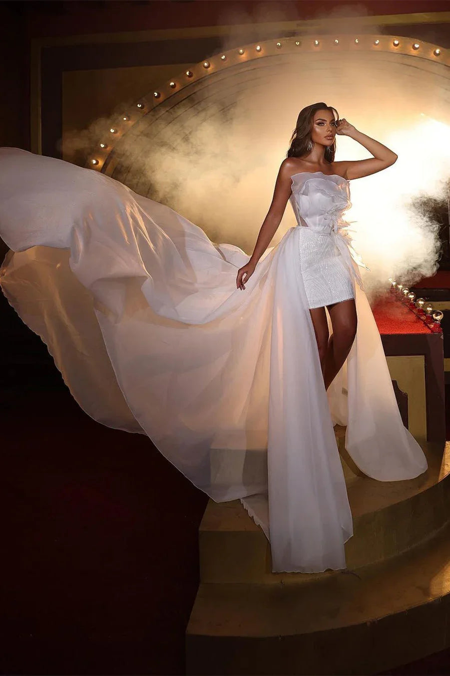 Ärmelloses Designer-Brautkleid mit Rüschen und Spitze