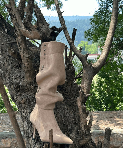 Schwarze Wildlederstiefel mit Nietenspleißung und spitzer Zehenpartie 