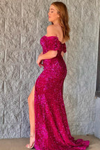 Meerjungfrauen-Abendkleid aus fuchsiafarbenem Paillettenkleid mit schulterfreiem Schnitt und Schlitz vorne
