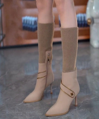 Schicke Stiefel aus Kunstleder mit elastischem Strick und Absatz in Kaffee 