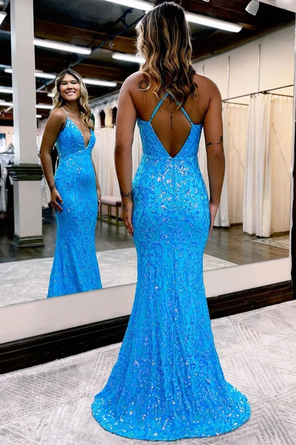 Langes, blaues Meerjungfrauen-Abendkleid mit Spaghettiträgern und Applikationen