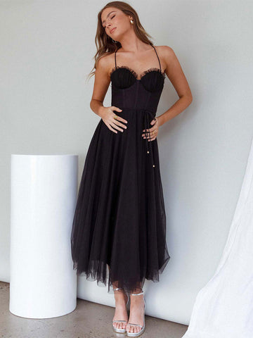 Vestido midi Corest con tirantes finos, fruncido y falda de tul con cordones 