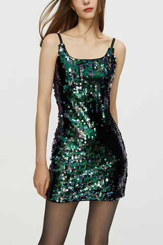 Vestido ajustado con tirantes y falda con espalda abierta 