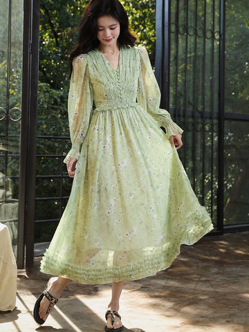 Camila – Kurzes Kleid mit Blumenmuster und ausgestellten Ärmeln 