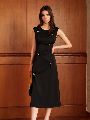 Vestido de tirantes plisado con espalda descubierta y detalles metálicos 