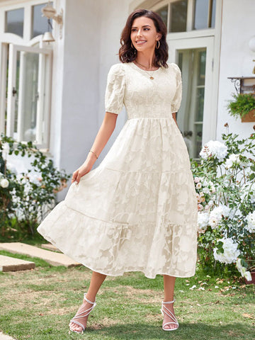 Vestido midi de verano color crudo y blanco con cuello joya y encaje para playa 