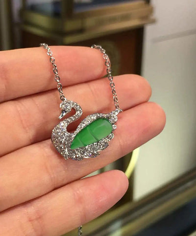 Collar moderno con colgante de cisne pequeño de jade verde en plata de ley 