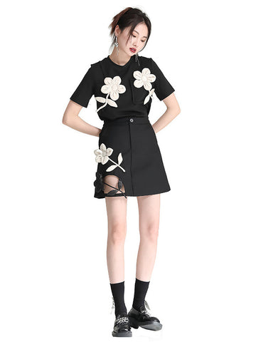 Camiseta original con apliques elegantes y colores contrastantes 