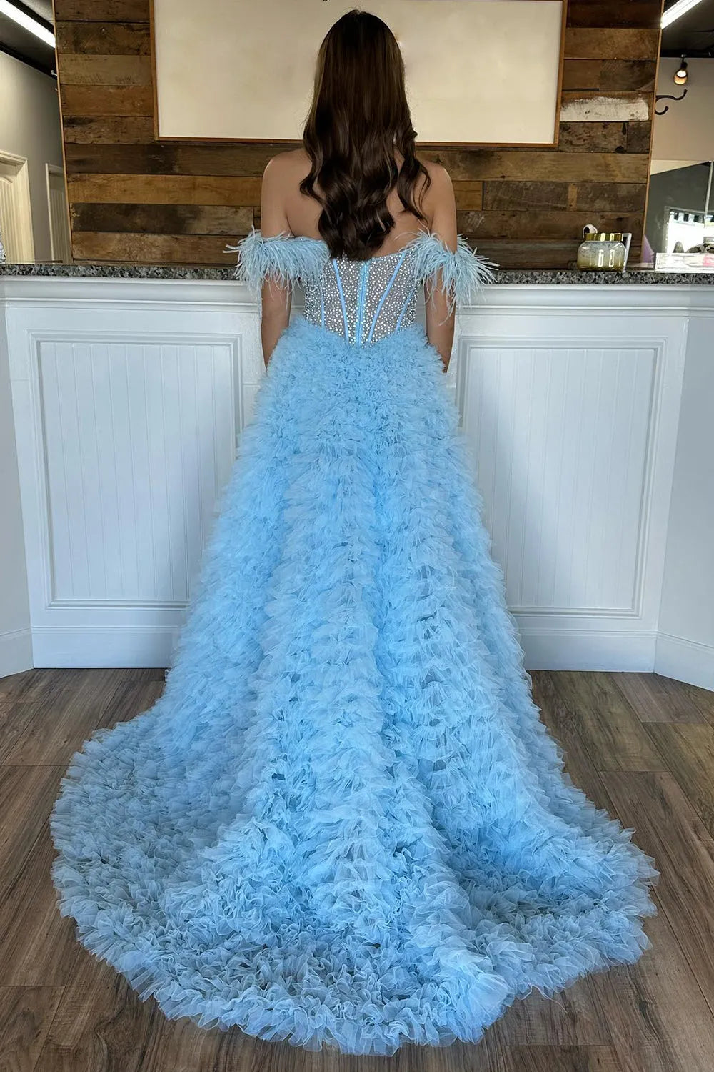 Schulterfreies, gestuftes A-Linien-Abendkleid aus Tüll mit langem Korsett und Perlenstickerei