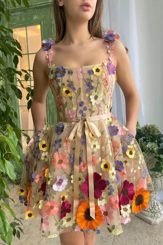 Minivestido de fiesta con apliques florales bordados como un hada 