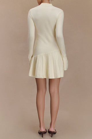 Vestido mini tipo suéter con volantes, mangas acampanadas y cuello alto 