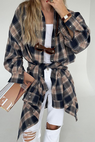 Blusas casuales con cuello vuelto, botones y bolsillos a cuadros en contraste 