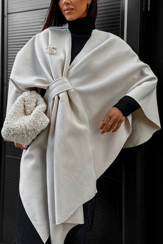 „Anything Is Possible“ – Lockerer Cape-Mantel aus Wolle mit Bindeband vorne 