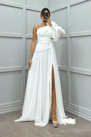 Abendkleid mit einem Ärmel und Schulterdetail