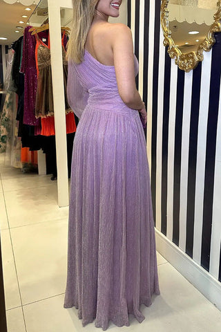 Vestido largo con un hombro descubierto, plisado y tejido brillante, estilo concierto chic 